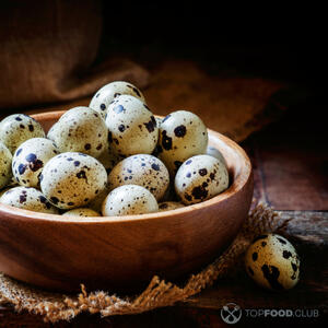 Берем перепелиные яйца и отвариваем