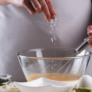 Посолите яичную смесь