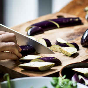 Нарежьте баклажаны