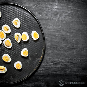 Нарезаем сваренные перепелиные яйца