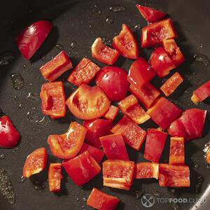 Положите нарезанный перец в сковороду 