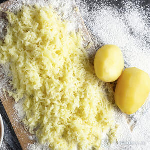 Натрите картофель