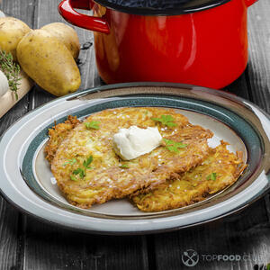 Подавайте деруны со сметаной