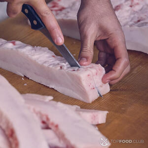 Нарежьте сало