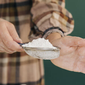 Просеиваем муку.