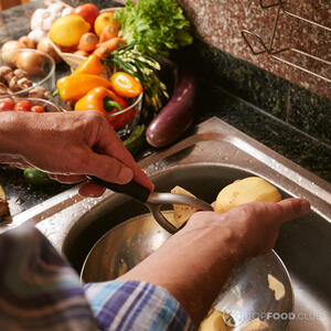 Очистите картофель