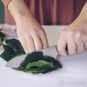 Нарежьте шпинат