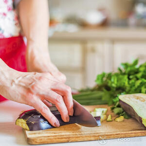 Нарежьте баклажан