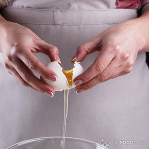 Добавьте яйцо