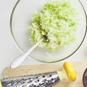 Натрите кабачки