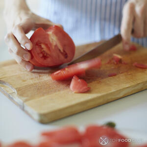 Резать помидор