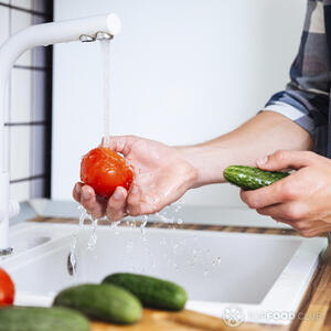 Мыть овощи