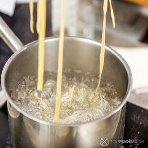 варим лапшу удон в подсоленной воде
