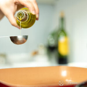 Добавляем оливковое масло