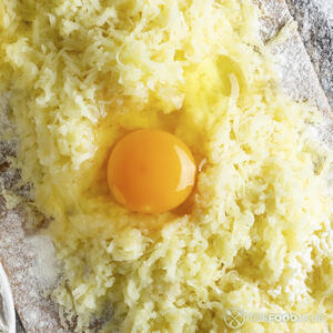 Добавьте желток