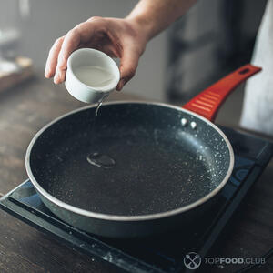 Влейте масло