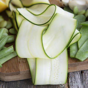 Нарежь кабачки на слайсы