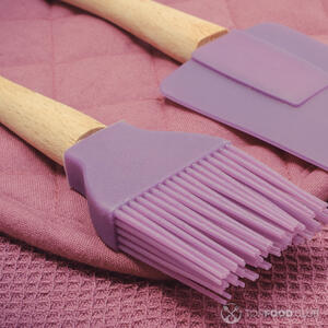 Используй силиконовую кисточку