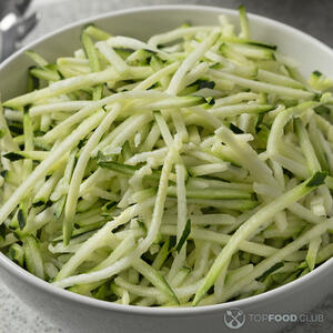 Нарежьте кабачки на полосочки