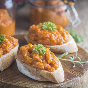 Намажьте икру на хлеб