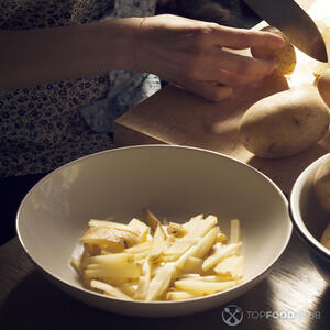 Нарежьте картофель