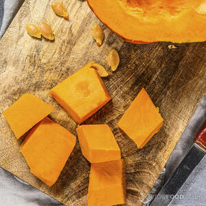 Нарежьте тыкву на кубики