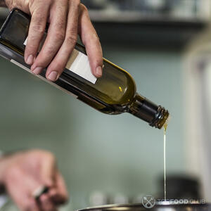 Полейте батат маслом