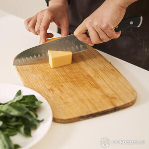 Нарежьте сыр