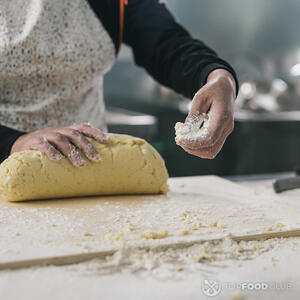 Вымесите тесто руками