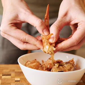 чистим креветки