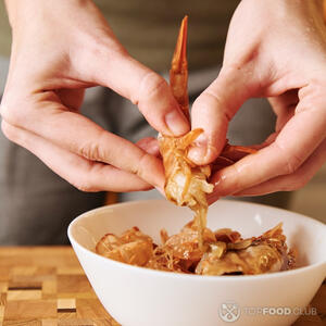 чистим креветки