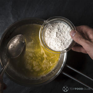 Мука добавляется в растопленное масло