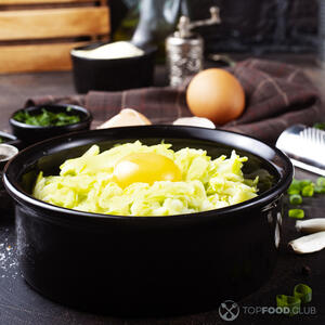 Добавьте яйцо к овощам