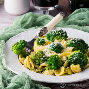 Смешиваем пасту и брокколи