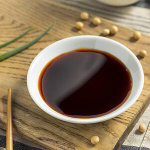 Смажьте баклажаны соевым соусом