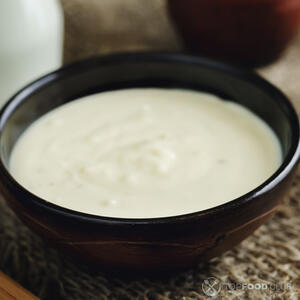 Соус бешамель в тарелке