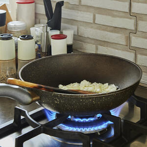 Обжариваем лук.