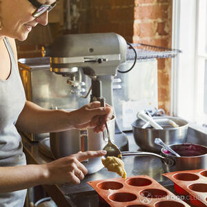 Заполните формочки тестом