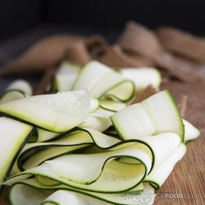 Нарежьте кабачки