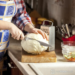 Нарежьте капусту