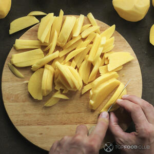 Нарежьте картофель