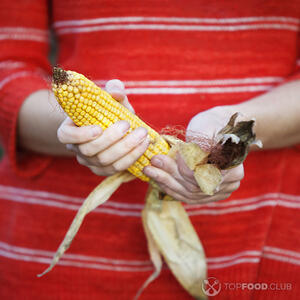 Очистите кукурузу