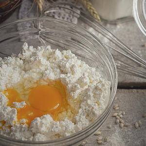 Творог с яйцом в тарелке
