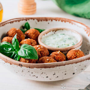 Подаём фалафель с соусом