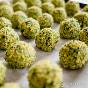 Из полученной массы лепим небольшие шарики