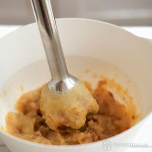 Измельчаем бобы блендером