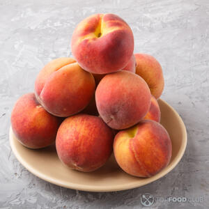 Мыть персики