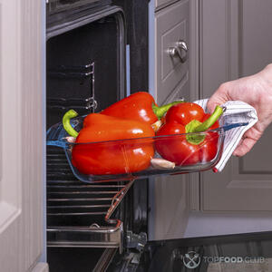 Отправьте перцы в духовку