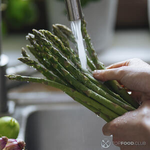 Промойте спаржу