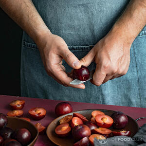 Чистим сливу.